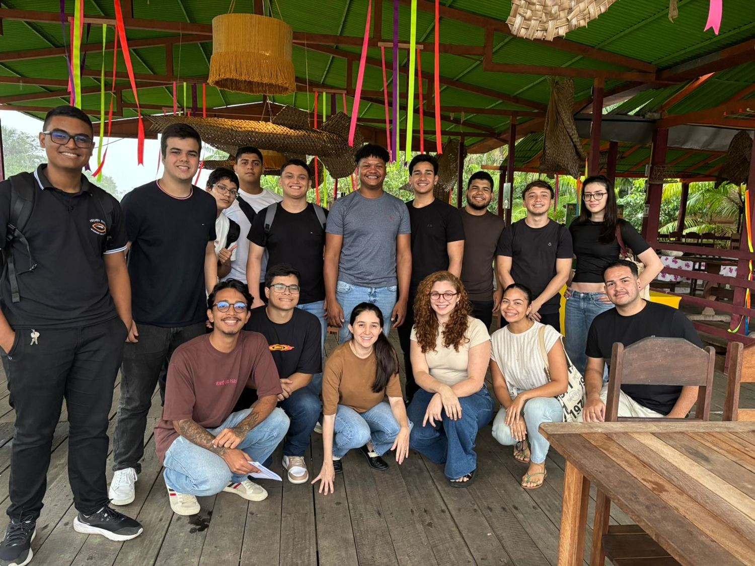 Grupo reunido no espaço do restaurante Boá na Ilha, no Combu